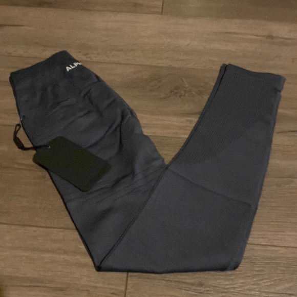Alphalete Pants - New alphalete ozone legging carbon color